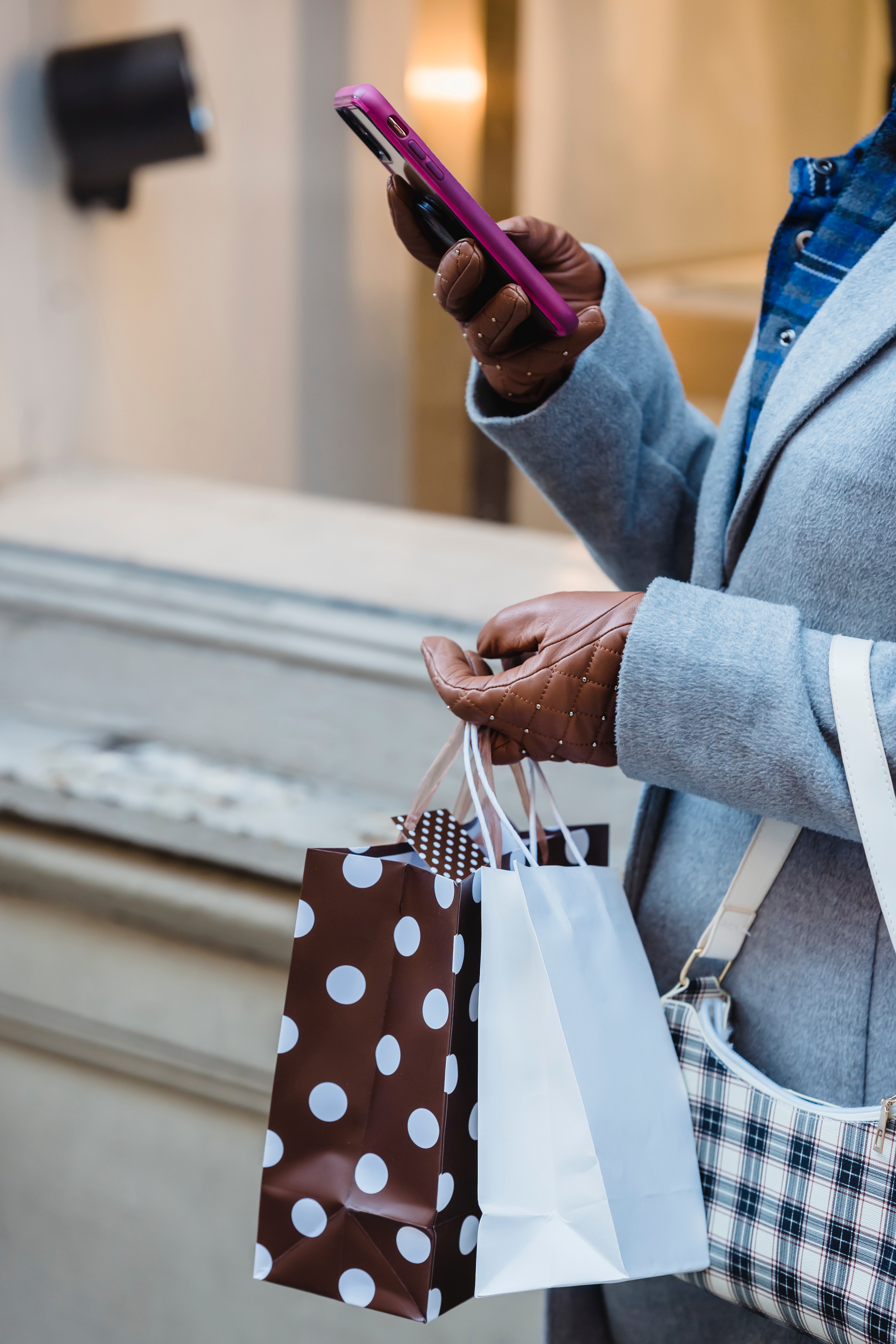 Cliente mira a su celular mientras compra