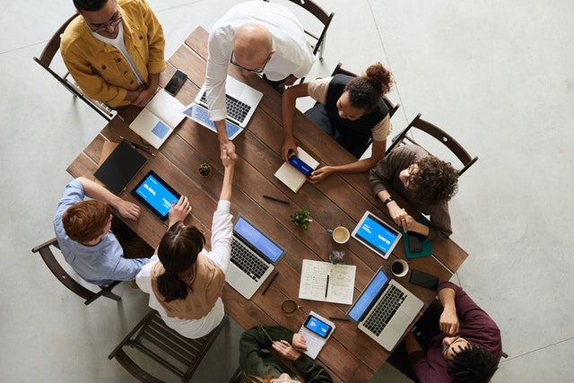 Grupo de trabajo poniendose de acuerdo