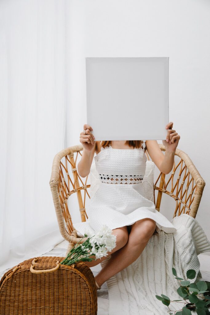 Mujer que muestra un papel en blanco